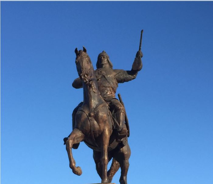 Махамбет ауданында батырдың ескерткіші бой көтерді