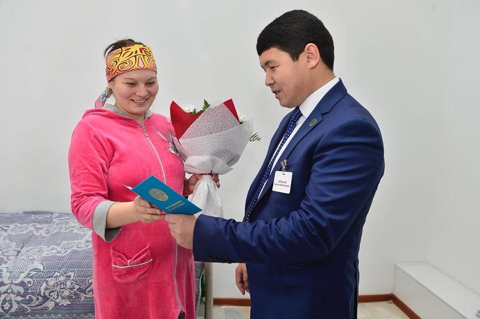 Сәбилі болған ата-аналар SMS құттықтау алып, проактивті әдіспен куәлікке қол жеткізеді
