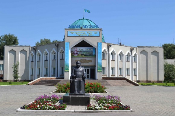 Әдебиеттің әңгімесі: Шәкәрімтану тағылымы