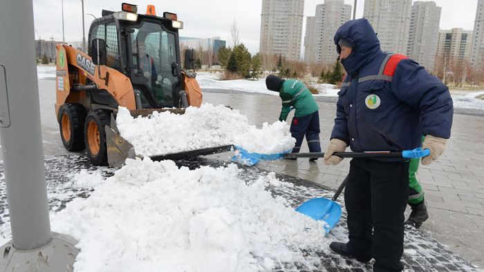 Астана әкімі әлеуметтік маңызы бар нысандардың аумағын қардан тазартуды тапсырды