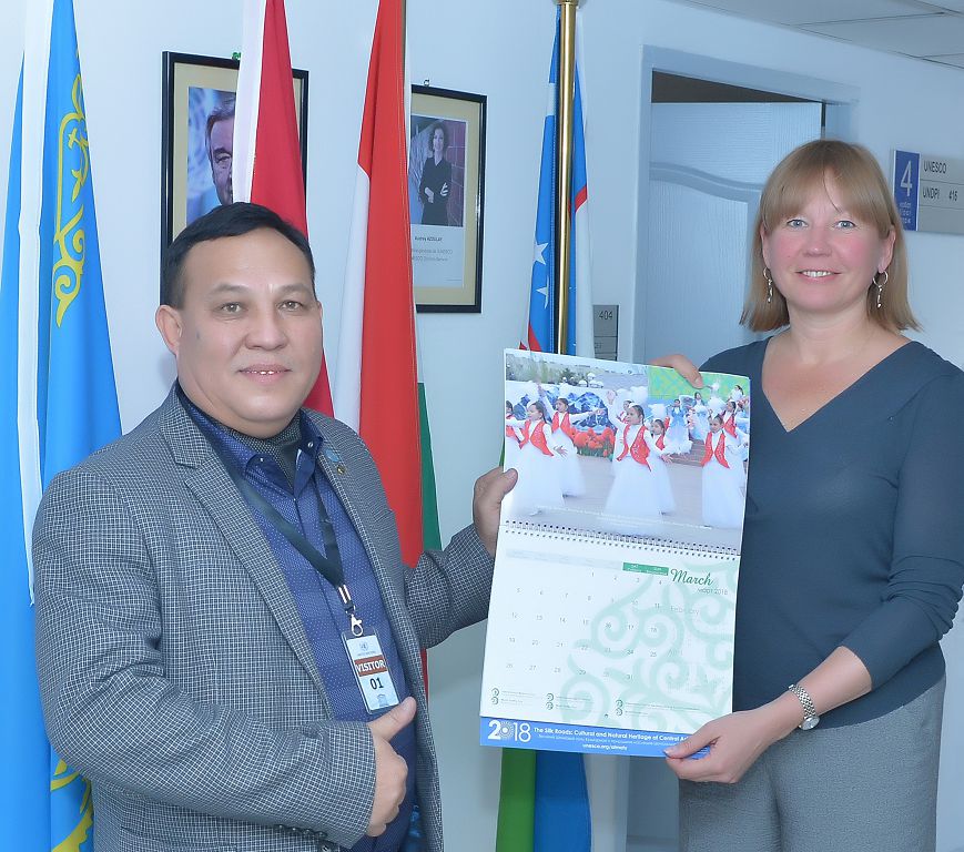 Суреттеріміз – Париж сөрелерінде