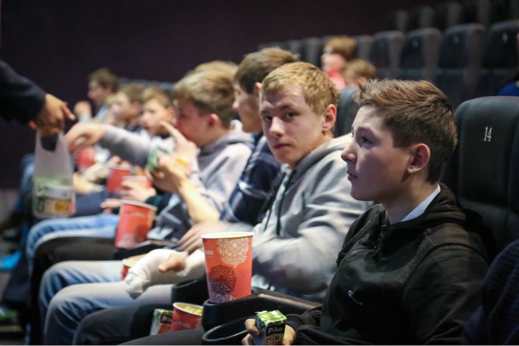 Балалар үйінің тәрбиеленушілерімен киноға барды