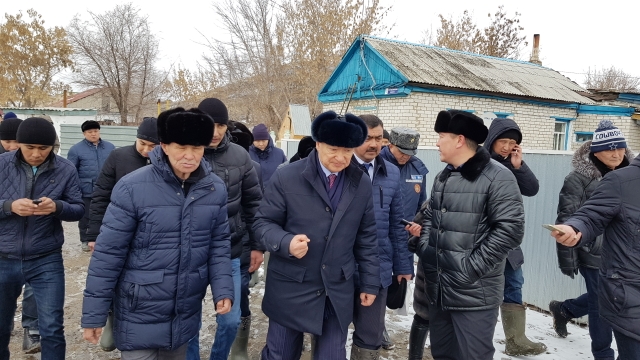 Облыс әкімі су басқан үйлердің тұрғындарымен кездесті