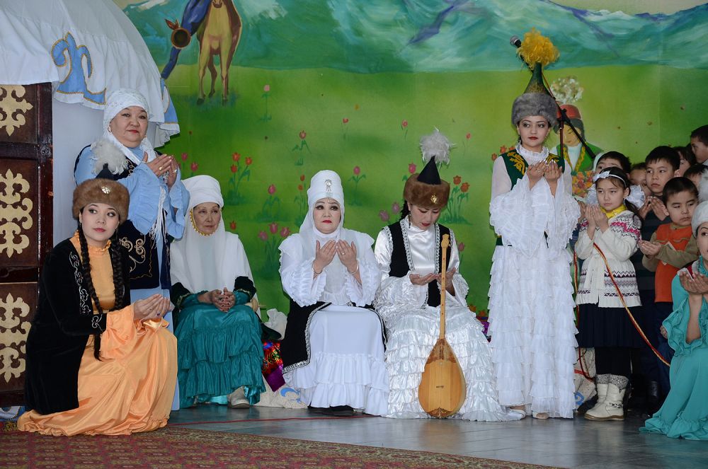 Семейдегі Абай театры ұжымы оқушылармен кездесті