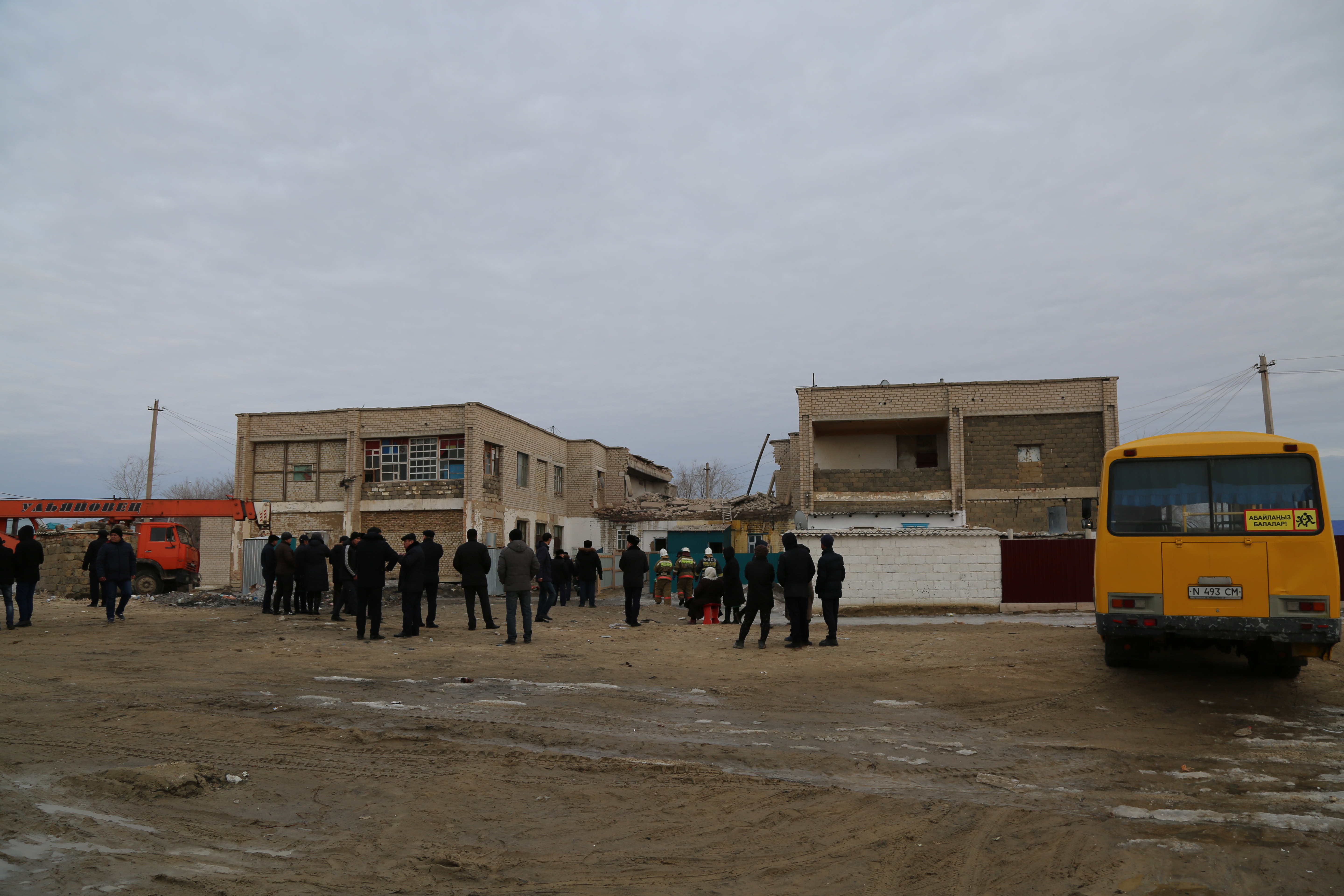 Аралда екіқабатты үйді бөліп тұрған өткел құлады
