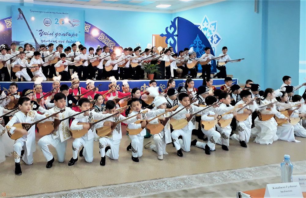 Қарағандыда 150 домбыра күй төкті

