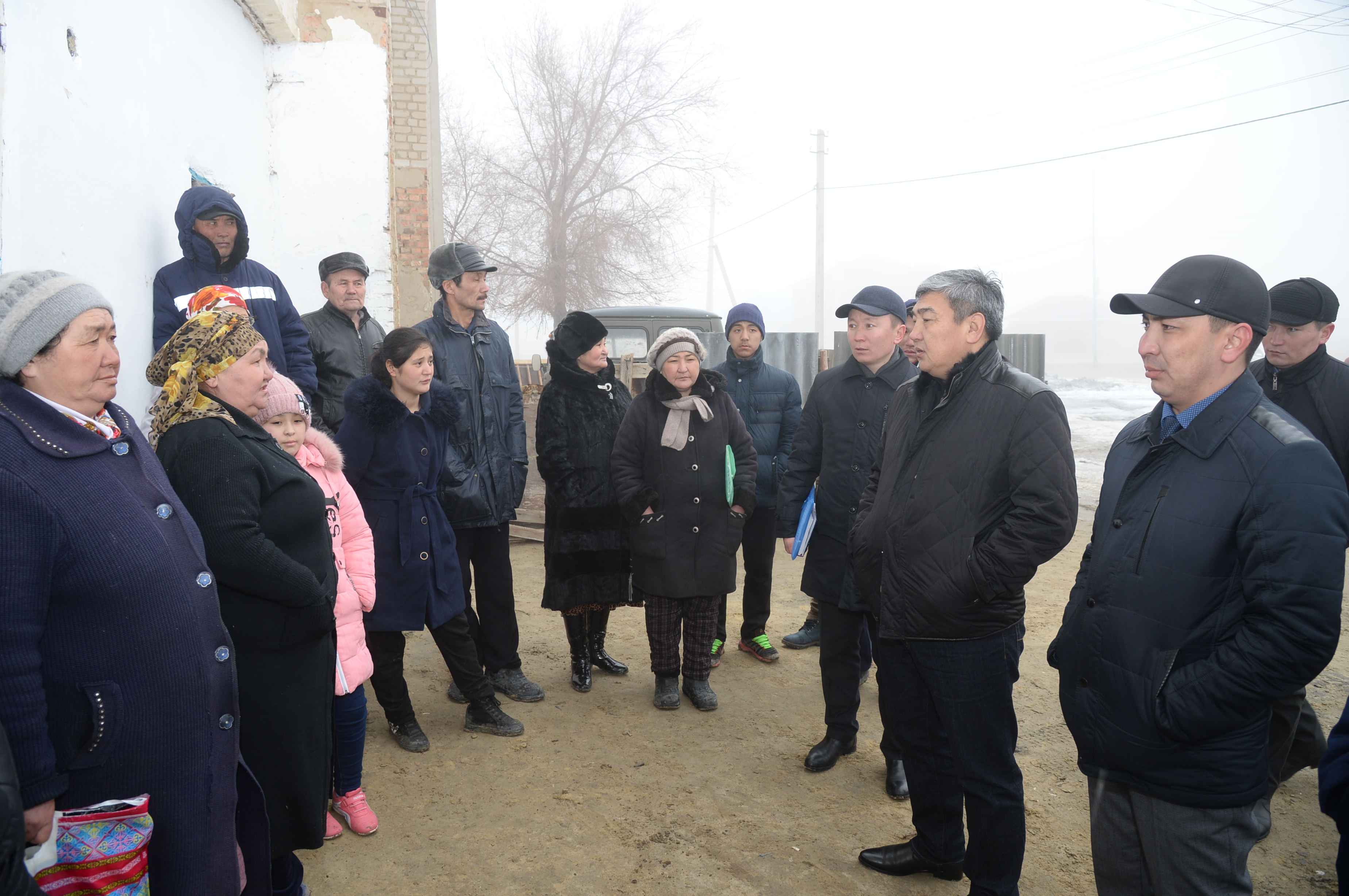 Қызылорда облысының әкімі Арал қаласындағы апатты үй тұрғындарымен кездесті
