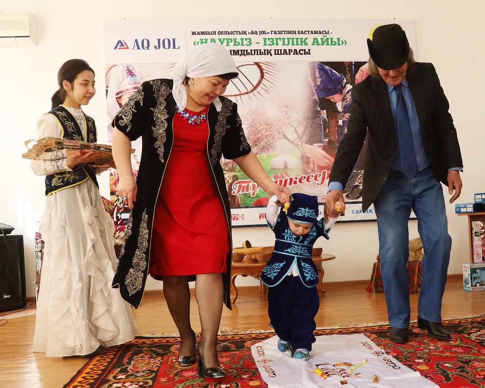 Танымал тұлғалар балдырғандардың тұсауын кесті