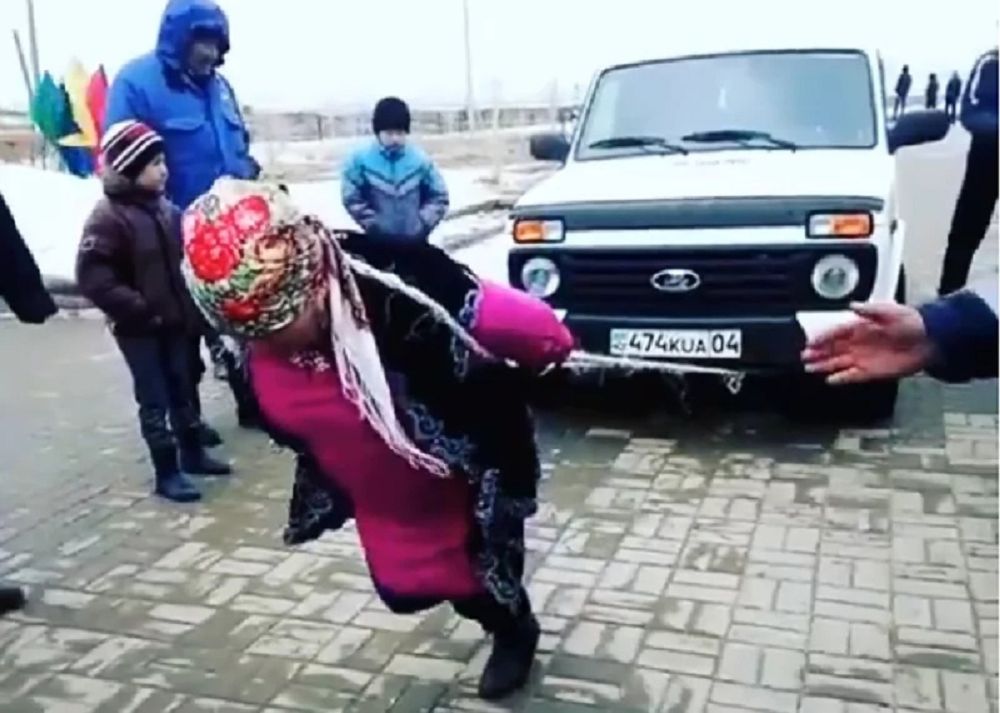 Ойыл ауданында «Нива» авто­көлігін сүй­реу­ден әйелдер ара­сында сайыс өтті