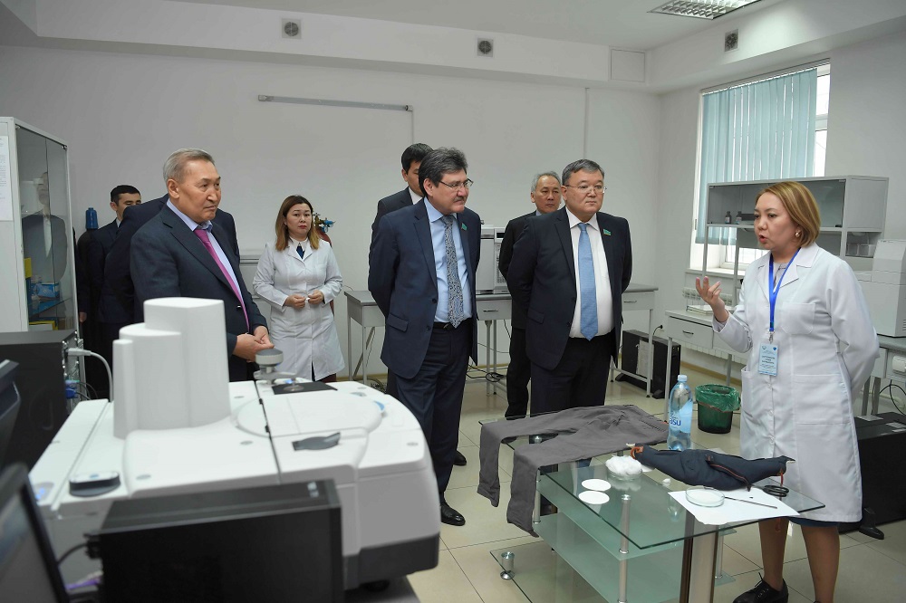 Сенаторлар ЖОО-ға арналған қосымша гранттарды стратегиялық маңызды шешім деп атады