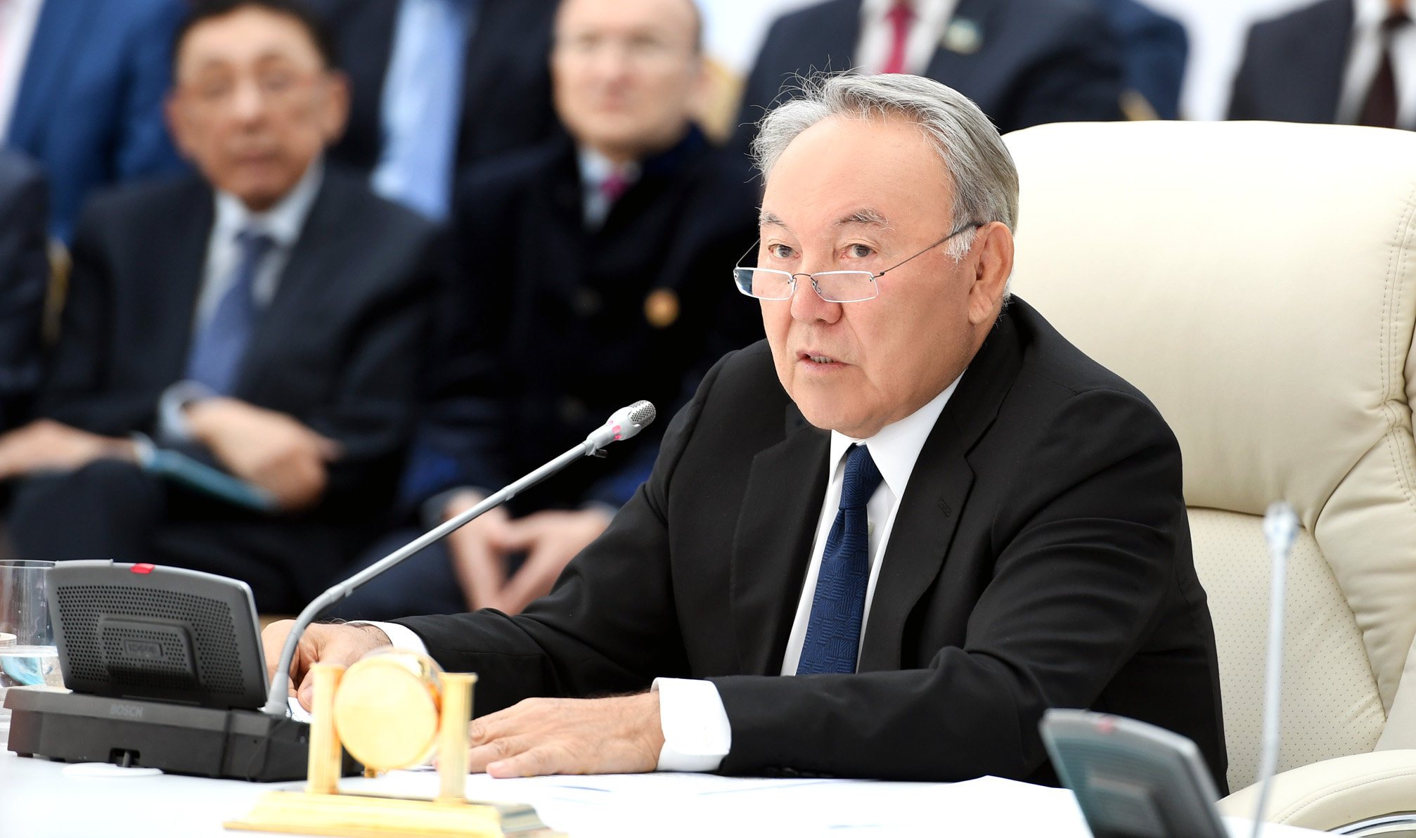 Елбасы «Қазақ тіліндегі 100 жаңа оқулық» жобасы аясында шығарылған кітаптарды таныстыру рәсіміне қатысты
