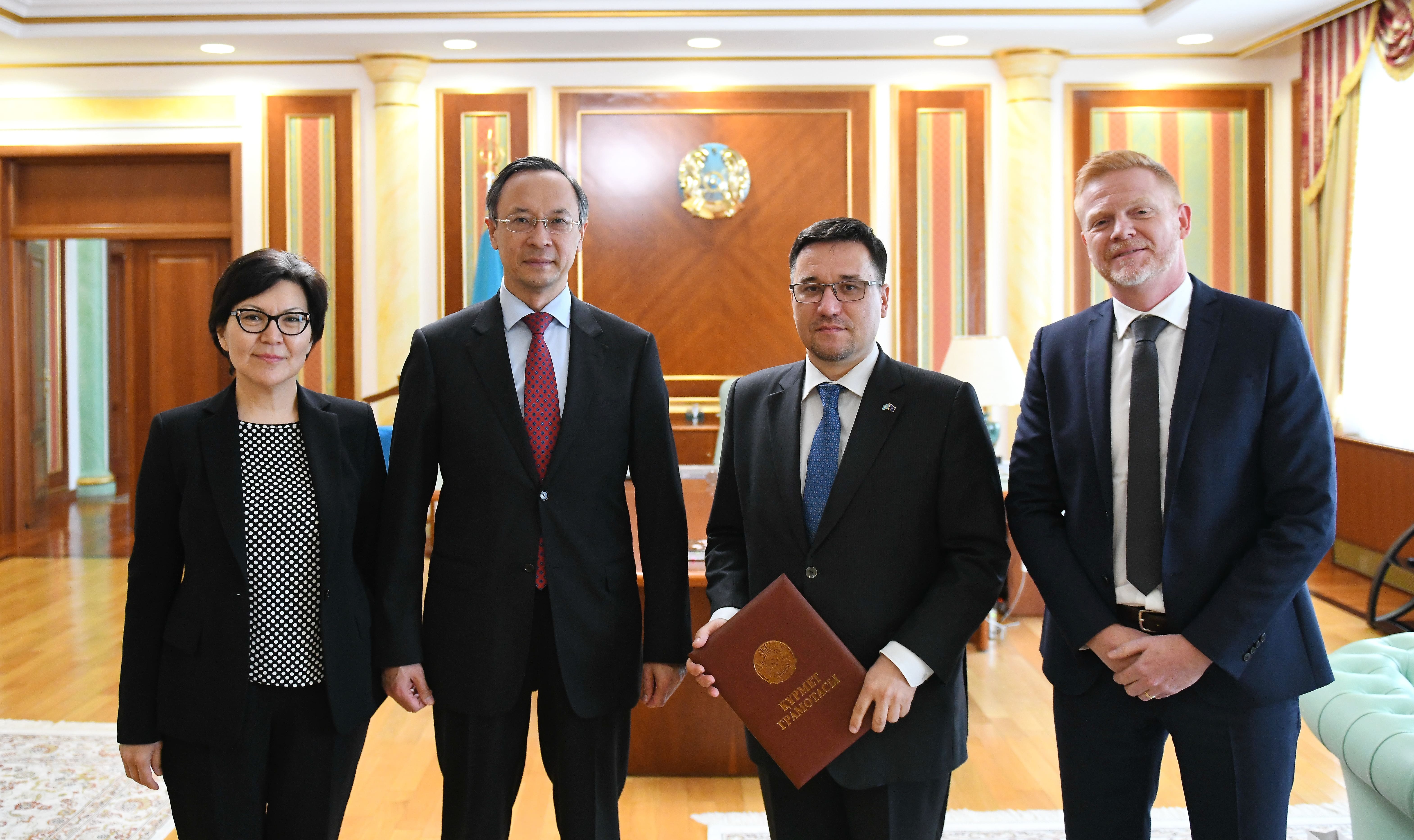 ЕО Елшісі Қазақстанның мемлекеттік наградасымен марапатталды