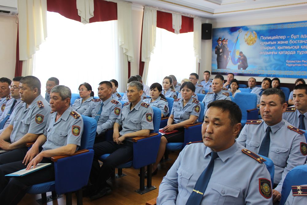 Депутаттар маңғыстаулық полицейлермен кездесті
