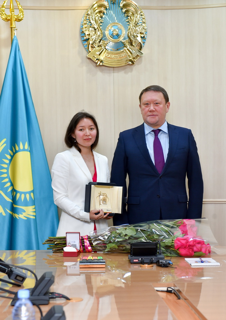 СҚО әкімі Канн кинофестивалінің жеңімпазына үш бөлмелі пәтер тарту етті