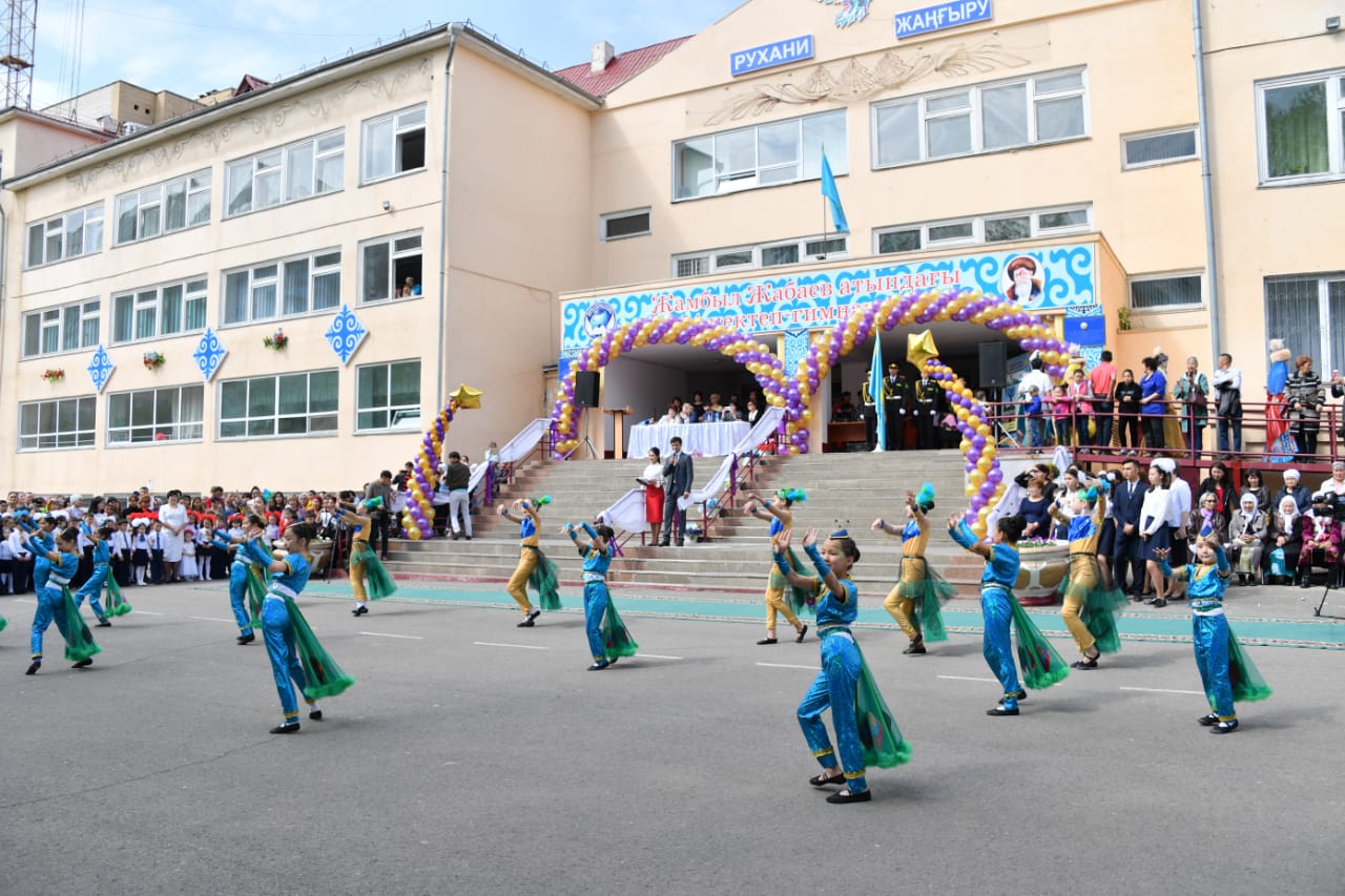Астана мектептеріндегі соңғы қоңырау: Ж.Жабаев атындағы 4 мектеп-гимназиядан фоторепортаж
