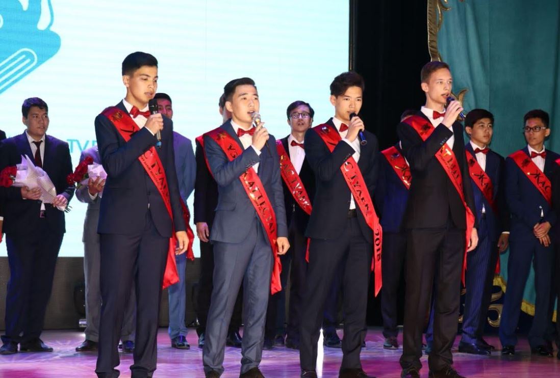 Атырау облысында бес мыңнан астам мектеп бітіруші үшін соңғы қоңырау соғылды