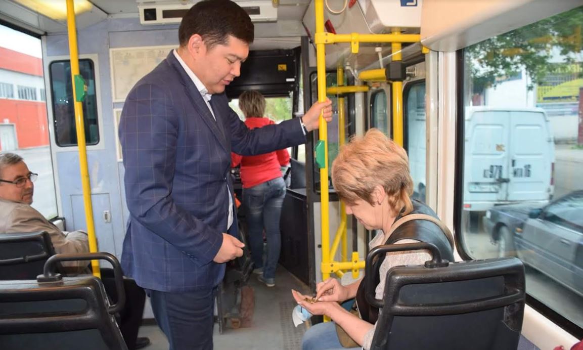 Өскеменде Алматыдан әкелінген трамвайлар жолға шықты