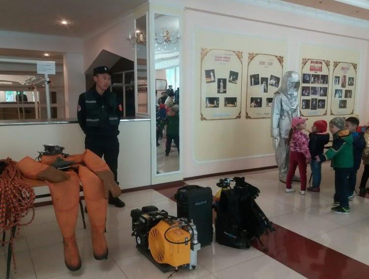 Павлодарда Төтенше жағдайлар жөніндегі департамент театр әртістеріне көмекке келді