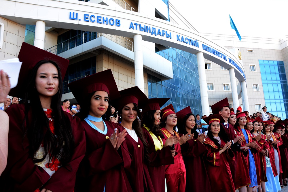 Ақтауда университет түлектеріне диплом табысталды