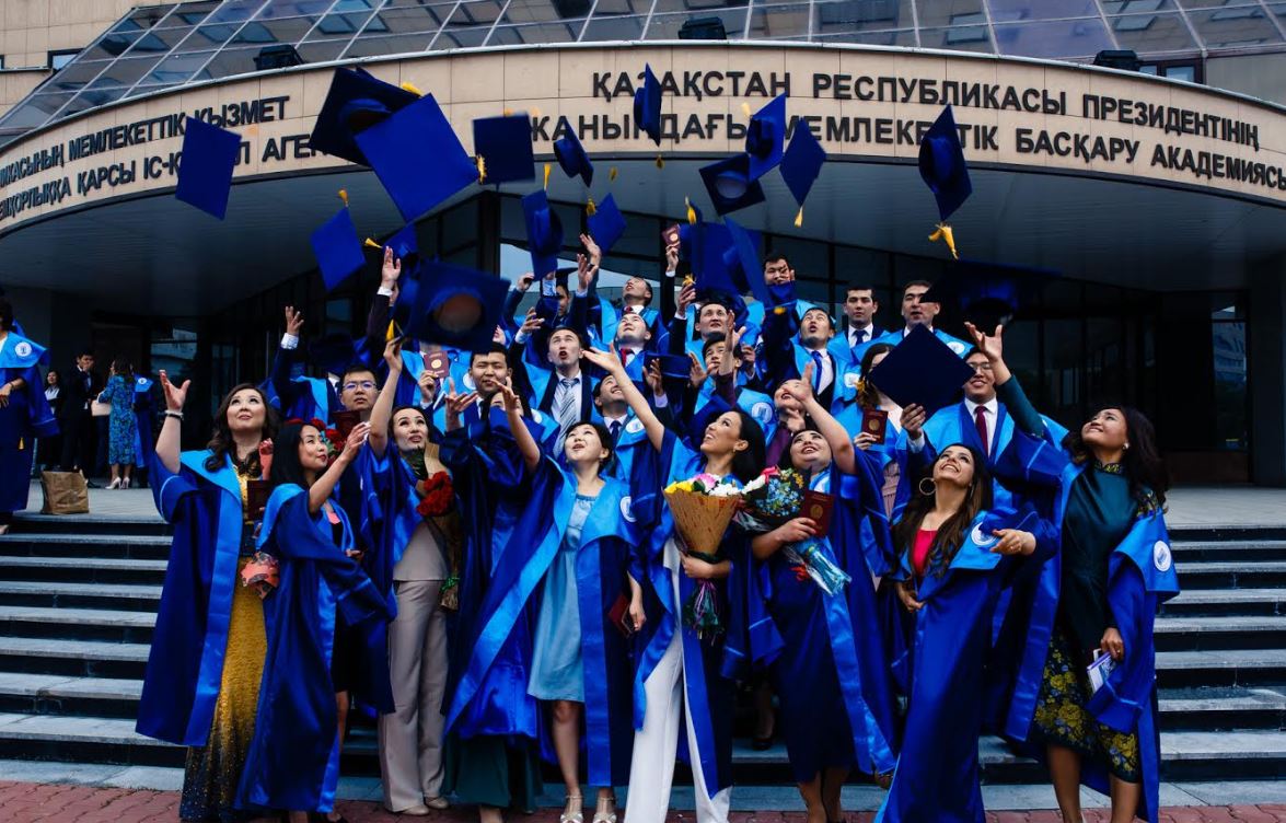 ҚР Президенті жанындағы Мемлекеттік басқару академиясында түлектерге диплом тапсырылды