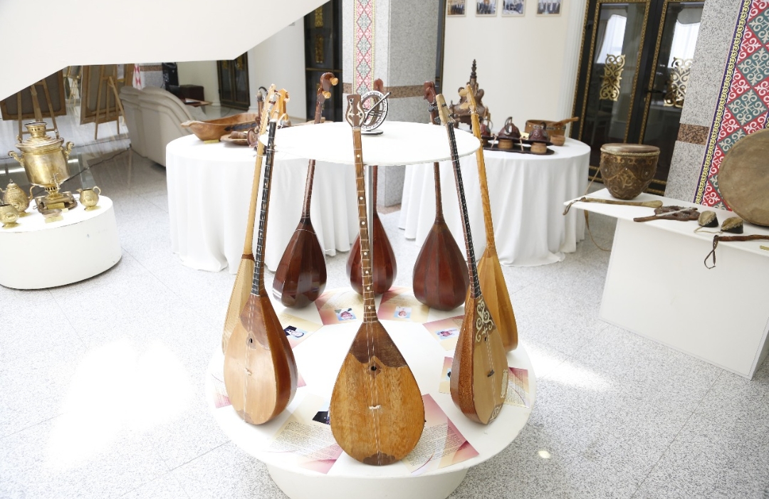 Атырау облысының делегациясы Астанаға Алтын адам мен домбыра коллекциясын апарды