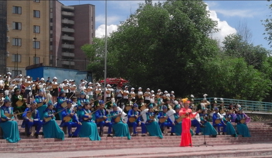 Семейде бір мезетте 500 адам күй орындады