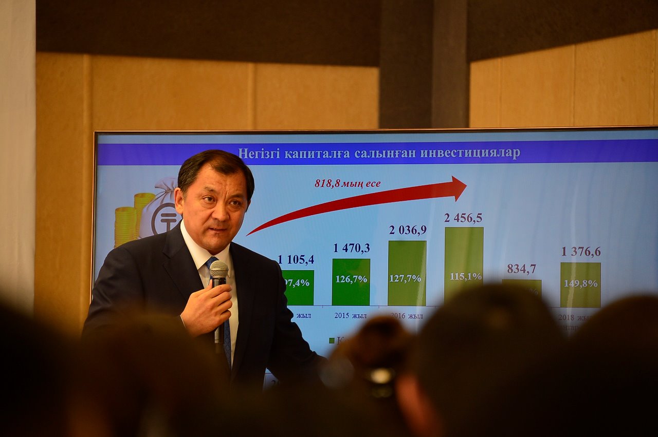 Атырауда облыс әкімі жас мемлекеттік қызметкерлерге дәріс өткізді