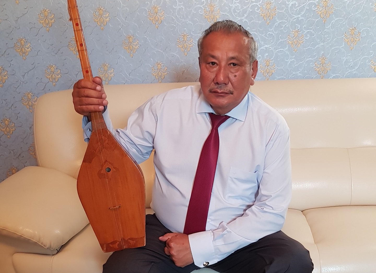 Айтыскер Қалихан Алтынбаев ұстаған домбыра Жарма ауданына сыйға берілді