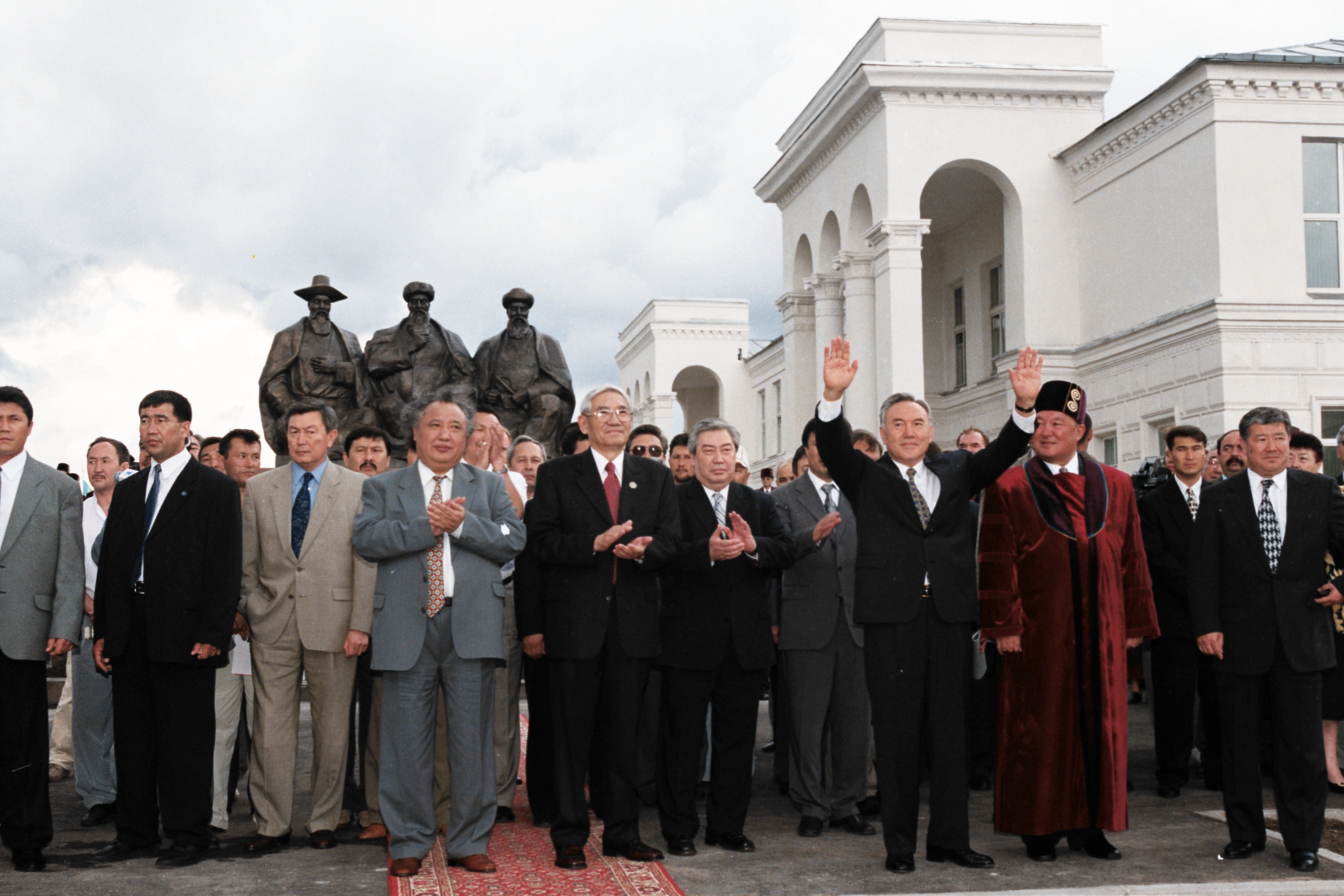 Махмұт Қасымбеков. Орталыққа орнығу