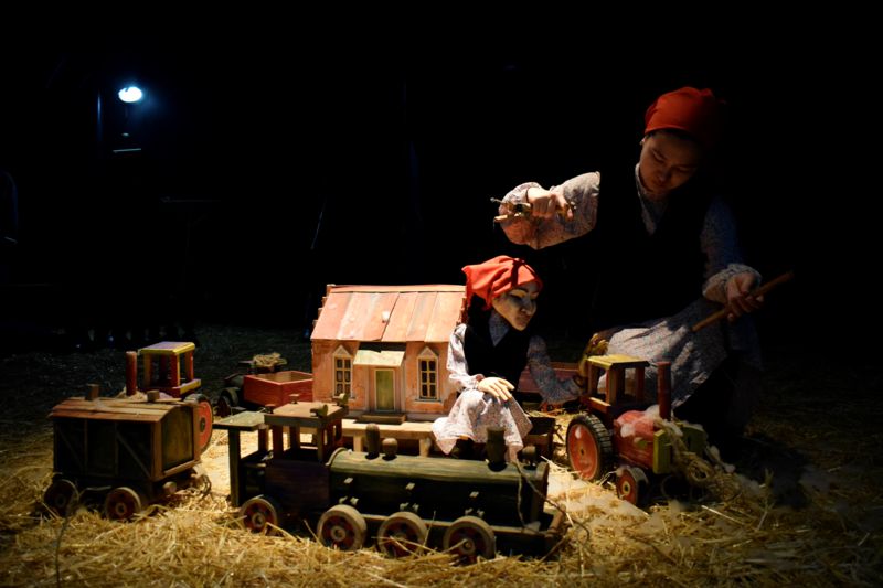 Қуыршақ... құйтақандай құлын шақ