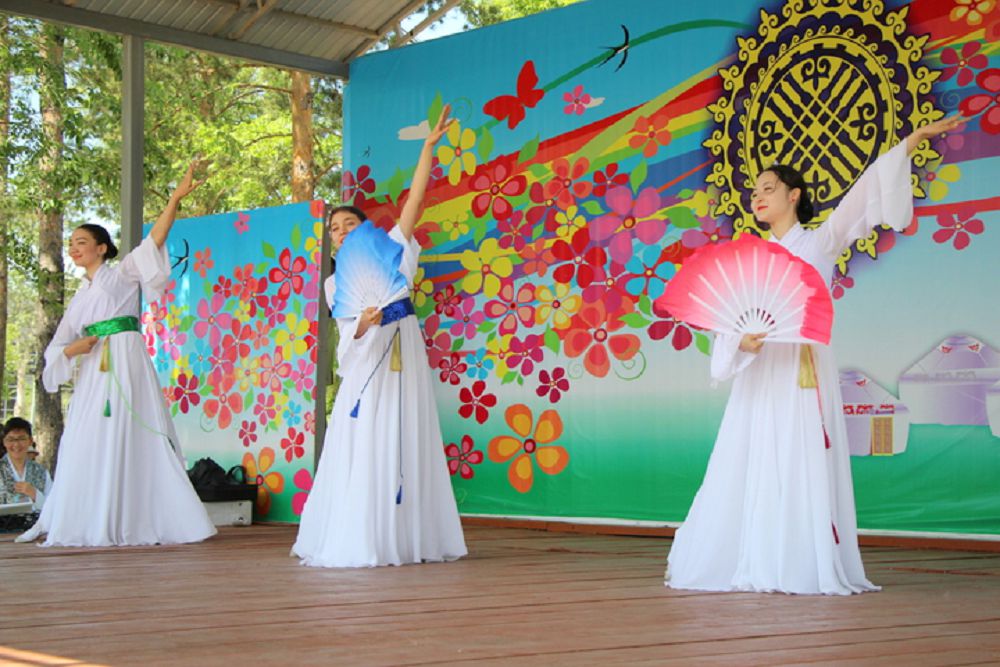 Корейлер салт-дәстүрін көрсетті