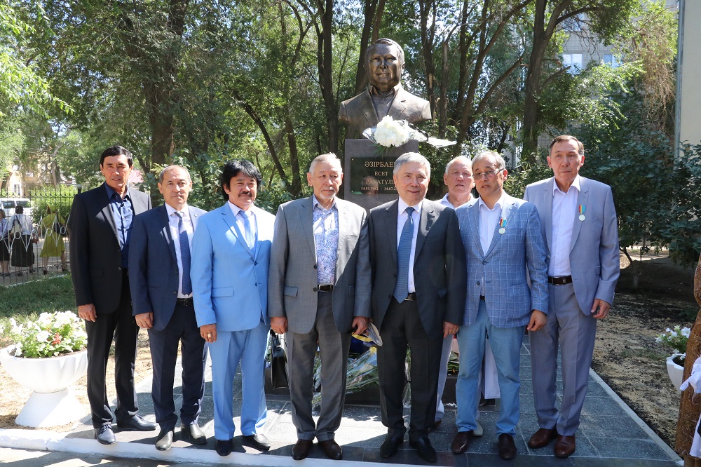 Мұнай саласының ардагері Есет Әзербаевқа мүсін қойылды