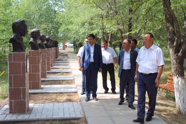 Депутаттар Қазталов ауданының әлеуметтік-экономикалық жағдайымен танысты