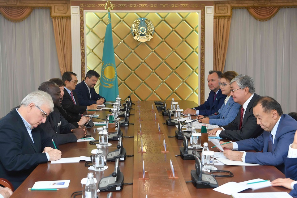 Қ.Тоқаев «Өткенді еске алып, болашақты бағдарлау» конференциясының қатысушылармен кездесті