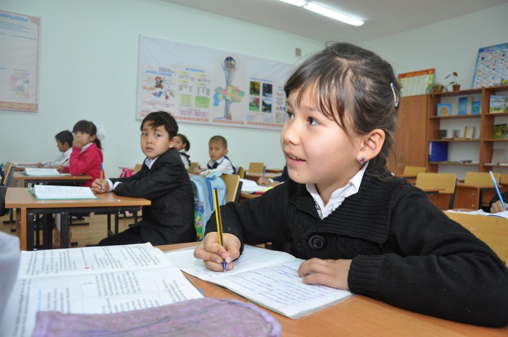 Оқулық пен мектеп жеткілікті болса игі
