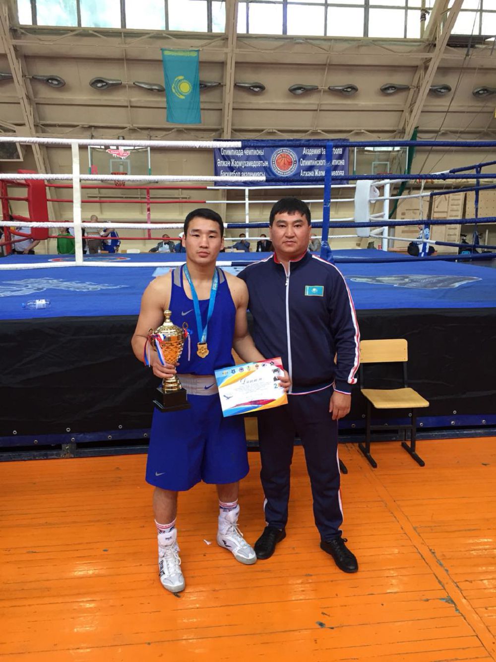 Өрендер Элистада жұдырықтасады