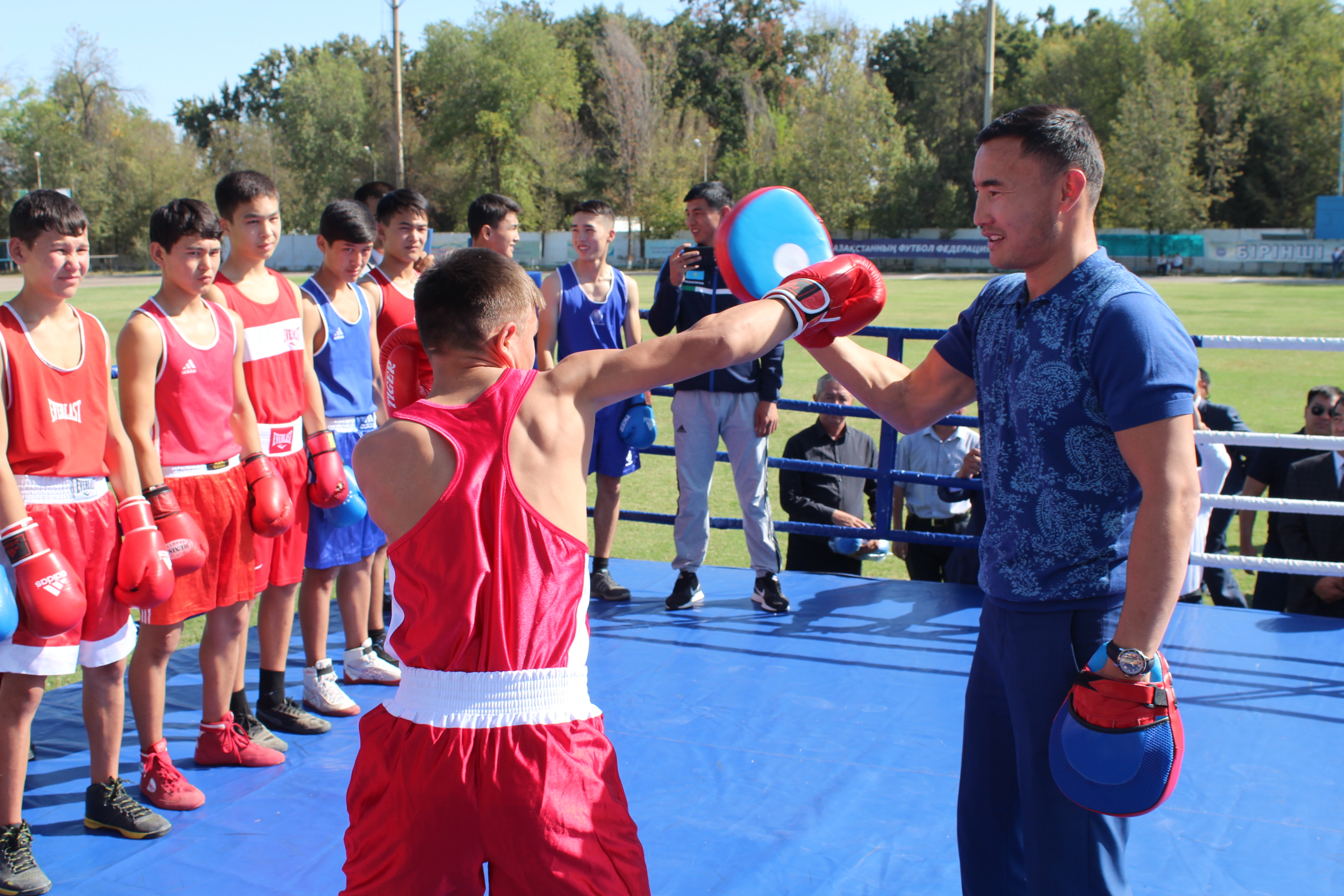Қанат Ислам мақтааралдық жас боксшыларға мастер-класс өткізді