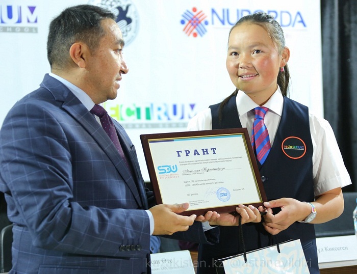 СДУ әлемге танылған бүркітші  Айшолпанға білім грантын ұсынды
