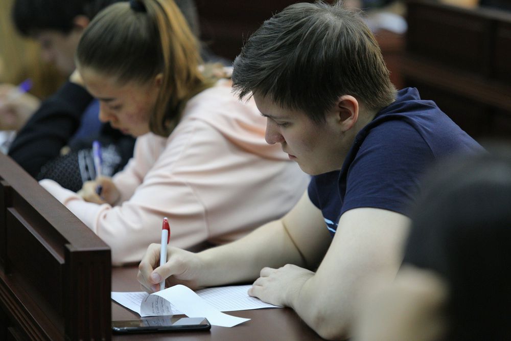 Қазақ тілінен диктант жазды