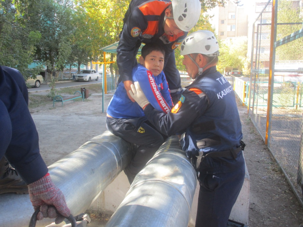 Құтқарушылар жылу құбырына қысылып қалған баланы құтқарды