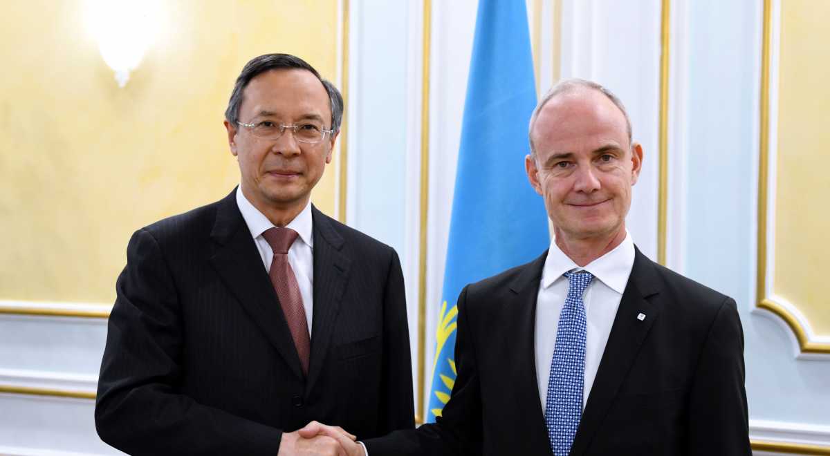 Қайрат Әбдірахманов Қызыл Крест вице-президенті Ж. Карбоньемен кездесті