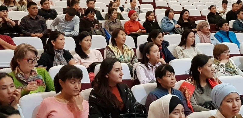 Маңғыстаулық мемлекеттік қызметшілер айтыскер ақынмен кездесті