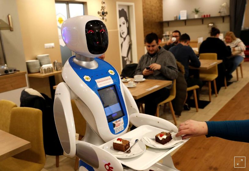 Будапешт дәмханасында қонақтарға роботтар қызмет көрсетеді