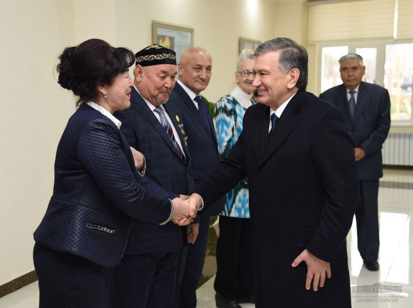 Шавкат Мирзиёев Өзбекстандағы Қазақ мәдениет орталығына барды