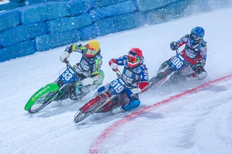 Сағынтаев пен Медведев «Медеу» мұз айдынында мотоциклдер жарысын тамашалады