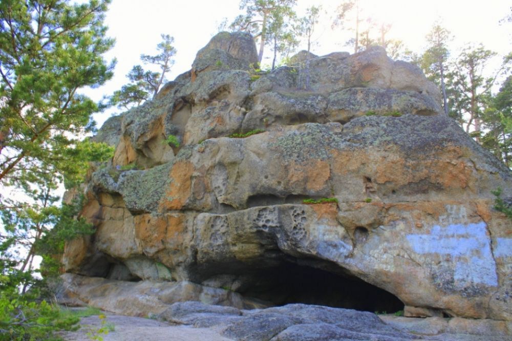 Кенесарының үңгірі Бурабай көлінен жарты шақырым жерде