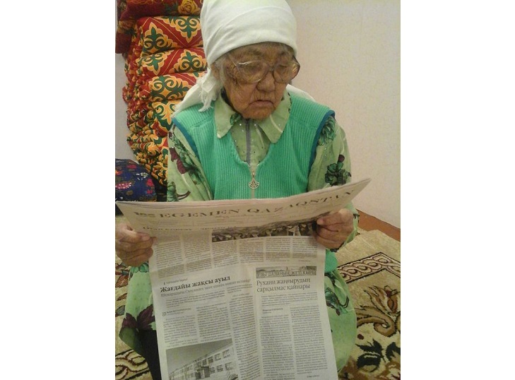 Жүз бес жастағы әже «Егеменді» оқиды
