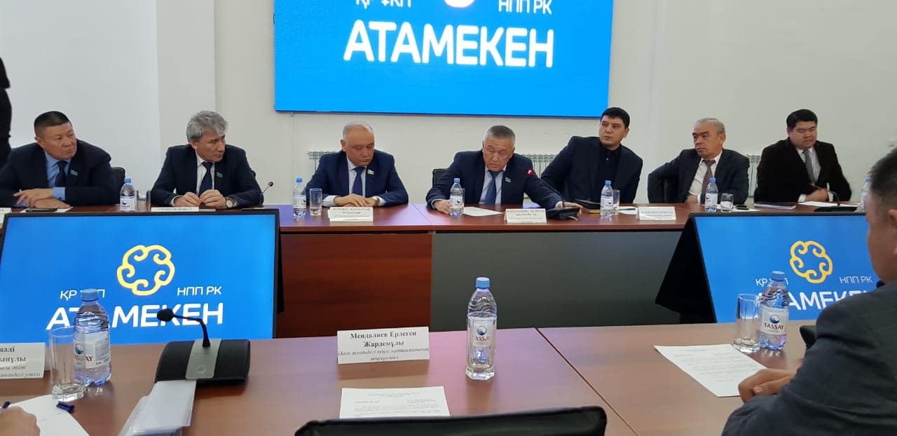 Мәжіліс депутаттары Маңғыстауда мемлекеттік қызметшілермен кездесті