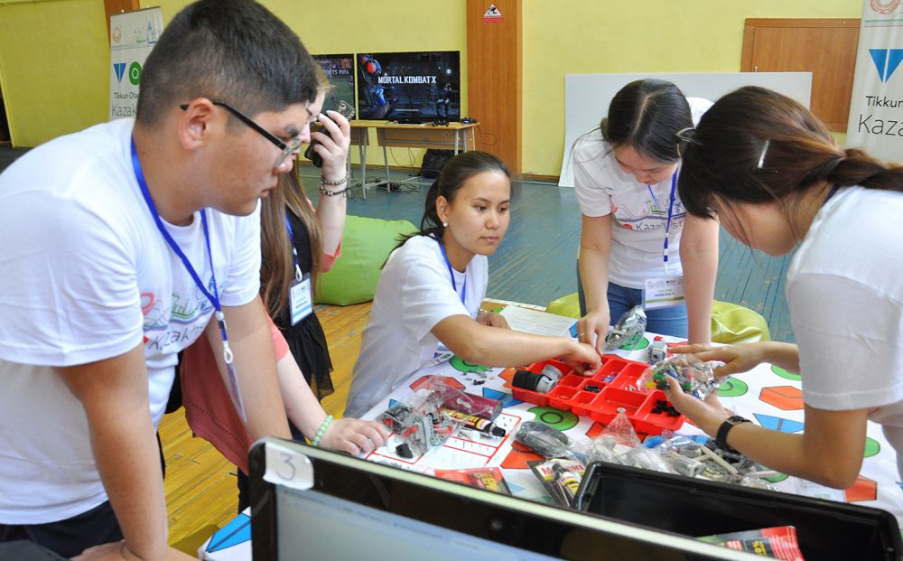 Университет жанындағы мектептерге көңіл бөлінсе...