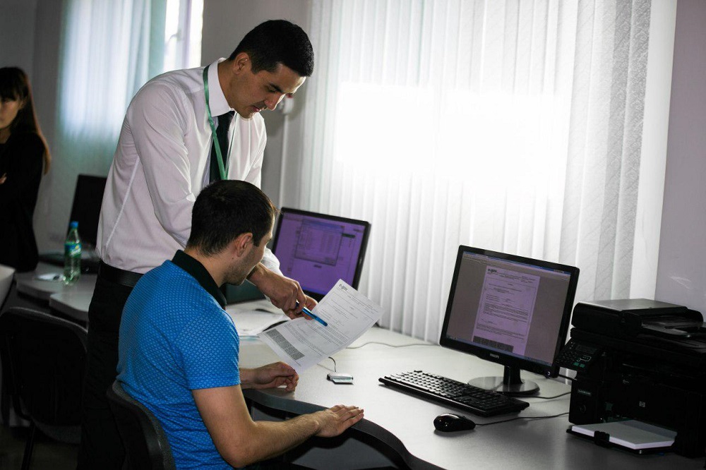 Мобильдік топтар базарларды аралап, бірыңғай жиынтық төлем туралы ақпарат беруде